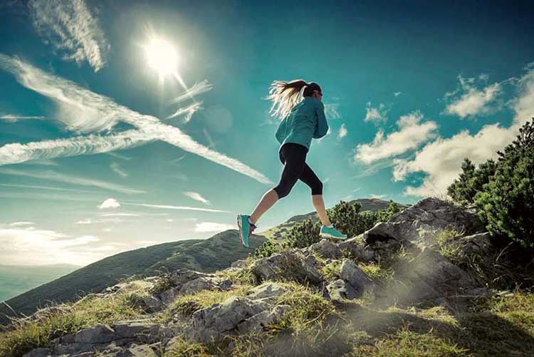Žena trči po planinama